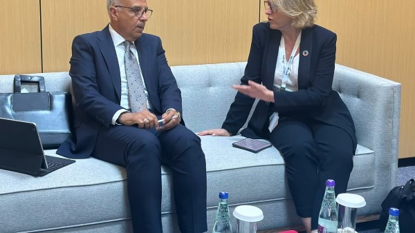 الدكتور هاني سويلم، وزير الموارد المائية والري، مع السيدة/ باربرا بومبيلي، سفيرة الجمهورية الفرنسية للمناخ 