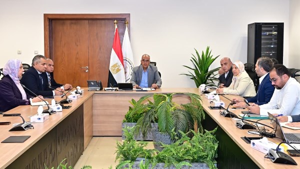 وزير الموارد المائية والري 