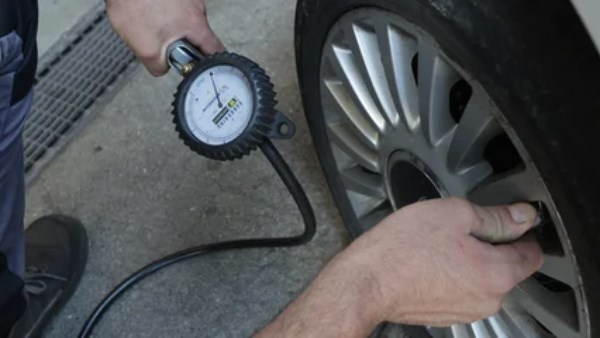 ضغط إطارات السيارة