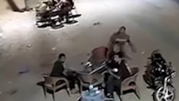  فرار شباب من مقاعدهم بعد الهزة الأرضية.. ثوان من الرعب في الشارع
