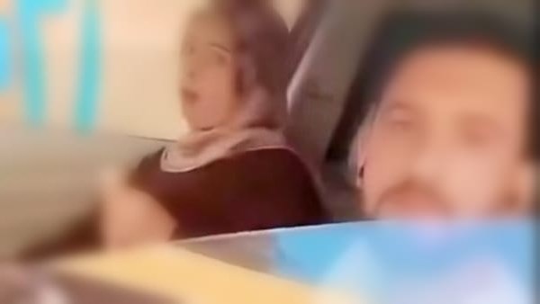 فيديو متداول لزوج يفاجئ زوجته داخل سيارة مع رجل غريب