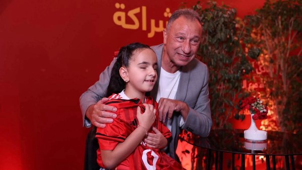 رئيس الأهلي يستقبل الطفلة مودة محمد ويهديها قميص الفريق