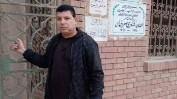 محسن سرحان من أمام قبر عمه شكري سرحان قبل وصول 