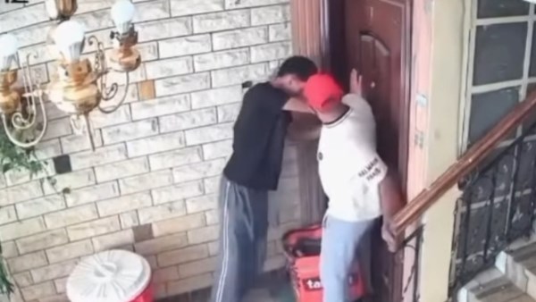 شخصان يحاولان اقتحام شقة والتهجم على سيدة 