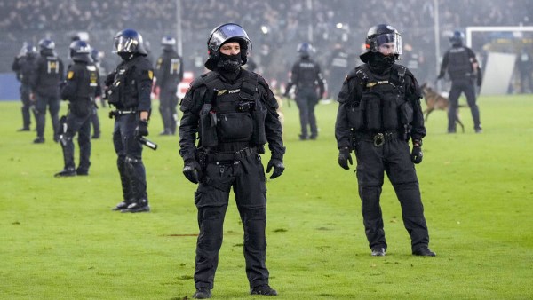 إصابة 35 شرطيا واعتقال مشجعين إثر أعمال شغب في مباراة بكأس ألمانيا