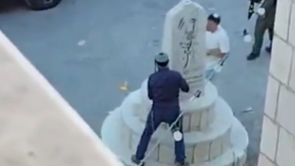 عضو في الكنيست الإسرائيلي يحطم نصبا تذكاريا في الضفة الغربية