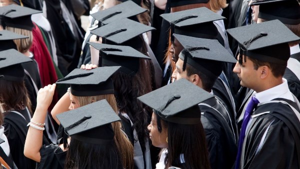 أزمة توظيف تهدد خريجي بريطانيا و فرص العمل عند أدنى مستوى منذ 2020