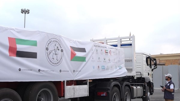 عبور 75 شاحنة مساعدات إماراتية إلى الفلسطينيين بقطاع غزة إنسانية