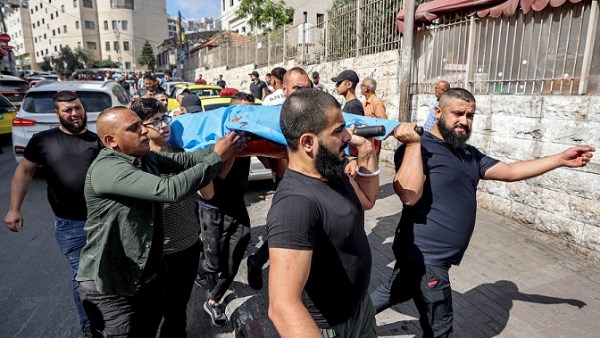 استشهاد فلسطيني و إصابة آخرين جراء استهداف خيمة نازحين بدير البلح