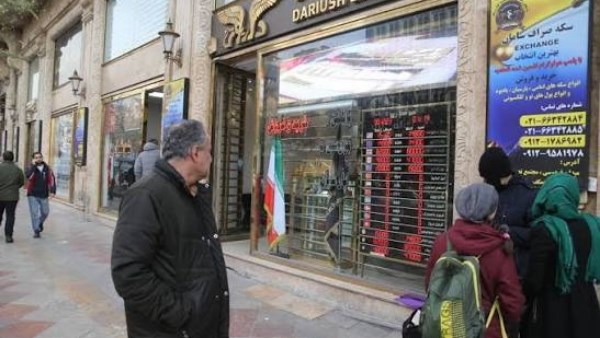 تفاقم أزمات اقتصاد إيران .. تضخم قياسي وانهيار الريال وشح السيولة