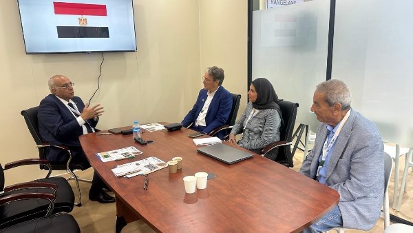 رئيس "بحوث الصحراء" يبحث تعزيز التعاون الدولي لمواجهة التصحر خلال فعاليات (COP17)