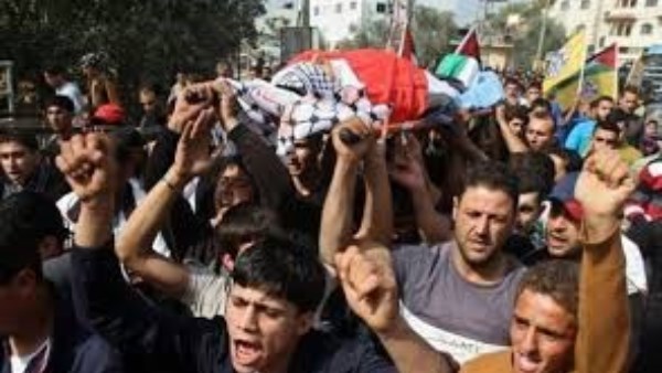 استشهاد فلسطيني وإصابة آخرين جراء استهداف خيمة للنازحين في مدينة غزة