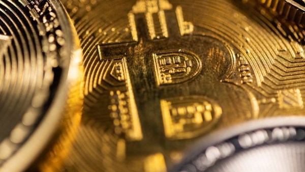 "بتكوين" تتراجع دون 80 ألف دولار و"سولانا" تقود العملات الكبرى للارتفاع