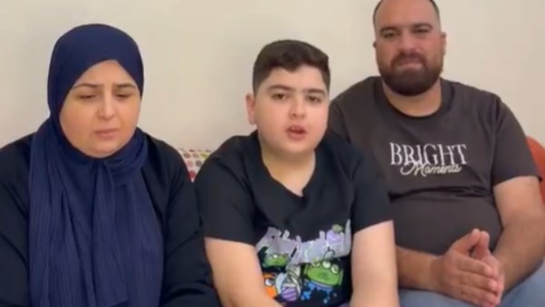 صورة الطفل مع والديه