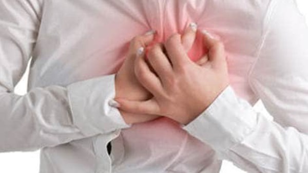علامات جلطة القلب.. أعراض لا يجب تجاهلها ومتى يصبح ألم الصدر حالة طارئة؟