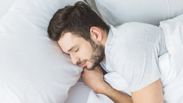 هل نحتاج فعلًا إلى 8 ساعات من النوم؟ دراسة تكشف الحقيقة وراء القاعدة الشهيرة