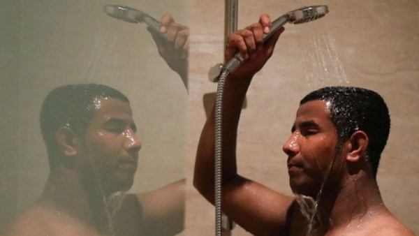 صباحًا أم قبل النوم؟ ما الوقت الأفضل للاستحمام؟ وكيف تختار التوقيت المناسب؟