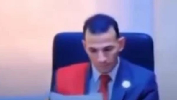 القاضي المزيف 