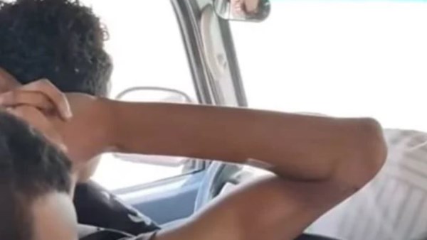 سائق يقود سيارة ويترك يديه عن عجلة القيادة  