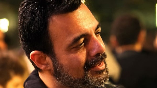 عمرو محمود ياسين يوضح حقيقة تنبيهات الزلازل على هواتف أندرويد.. ويحذر من الشائعات والصور المولدة بالذكاء الاصطناعي
