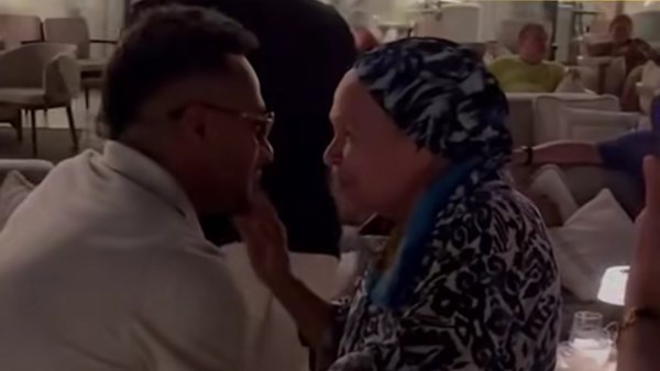 «بحبك حب رهيب».. سيدة مسنة تفاجئ محمد رمضان في مراسي بقبلة وصور تذكارية «بحبك حب رهيب».. سيدة مسنة تفاجئ محمد رمضان في مراسي بقبلة وصور تذكارية