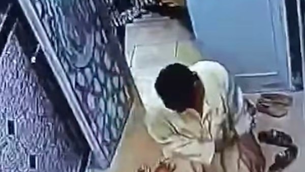 لص يسرق أحذية المصلين خلال الصلاة في قنا يثير الغضب