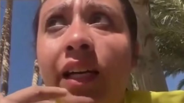 نزلت حمام السباحة بالحجاب فهددتها الشرطة..فيديو متداول لفتاة يثير الجدل ..ما القصة