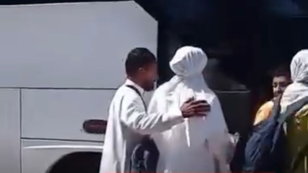 عروسان يلغيان حفل الزفاف ويستبدلان تكاليفه برحلة عُمرة