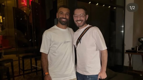 أنا والأسطورة .. أحمد زاهر يشارك صورة رفقة محمد صلاح بعد تألقه مع طرابزون