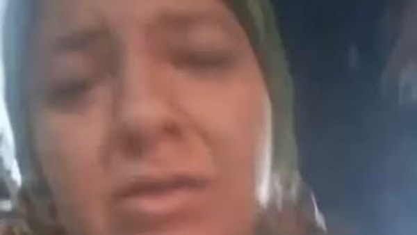 البيع قليل ويوم الايجار قرب ..دموع سيدة تكافح وحدها لإنقاذ مصدر رزقها