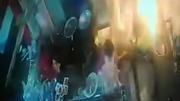 رفضا الهروب وتحديا النيران.. بطلان ينقذان أرواح العمال في حريق مطعم بالإسكندرية