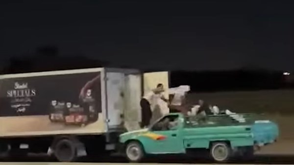 مخافوش من الموت.. فيديو متداول يوثق لحظات سرقة سيارة نقل أثناء سيرها