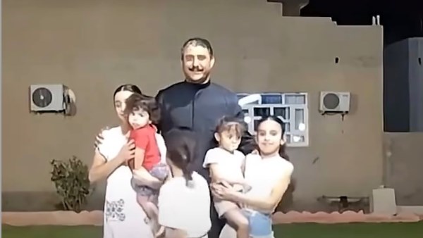 المؤنسات الغاليات.. أب عراقي يخطف القلوب باحتضان بناته التسع