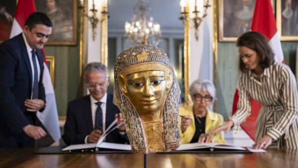 مصر تنجح في استعادة قناع مومياء ذهبي من سويسرا