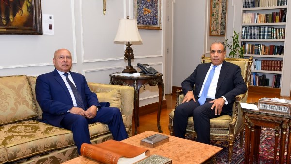 وزير الخارجية يبحث مع وزير النقل مشروعات التنمية في قطاع النقل