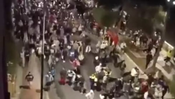 آلاف المهاجرين يركضون في شوارع سبتة.. تدافع وغاز مسيل للدموع بعد افتتاح مخيم إيواء