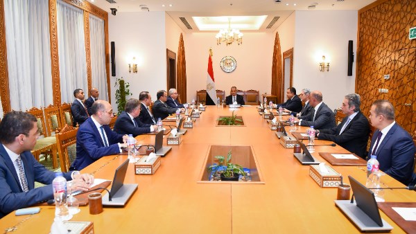 وزير الخارجية يعقد اجتماعاً مع قيادات الوزارة لمتابعة تنفيذ التوجيهات الرئاسية بشأن الأزمات الإقليمية
