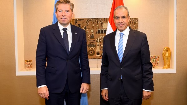 وزير الخارجية