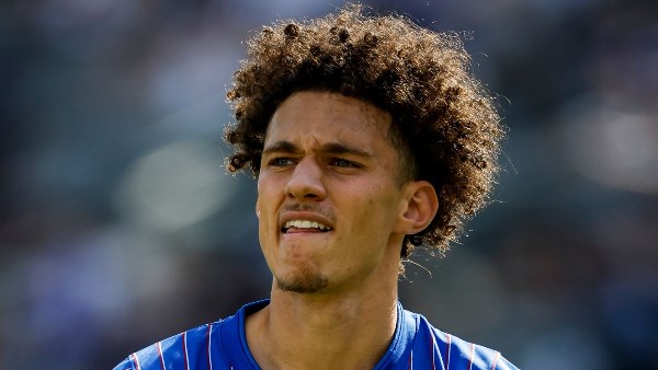  اللاعب ماجنيس أكليوش