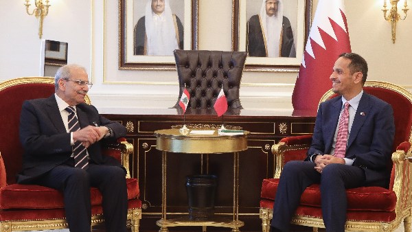 رئيس مجلس الوزراء اللبناني نواف سلام ورئيس مجلس الوزراء ووزير الخارجية القطري الشيخ محمد بن عبد الرحمن بن جاسم آل ثاني