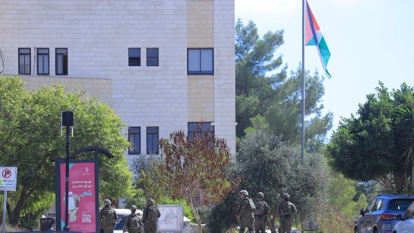  الاحتلال تقتحم جامعة فلسطينية 