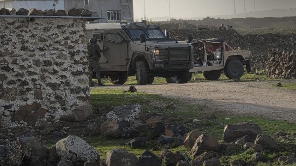 قوات الاحتلال الإسرائيلي تتوغل في محيط قريتين بريف القنيطرة بسوريا وتعتقل شاباً