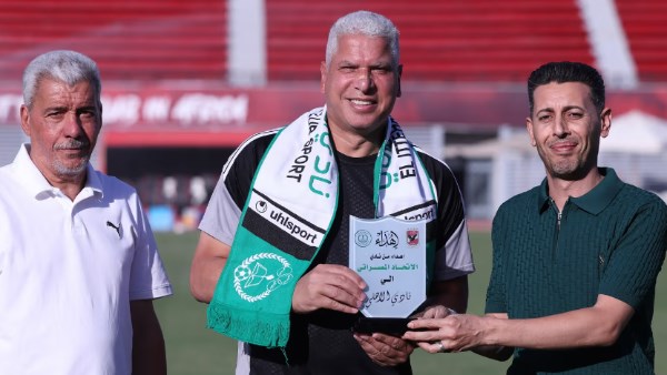 الاتحاد المصراتي يكرم وائل جمعة بدرع ونشيد النادي