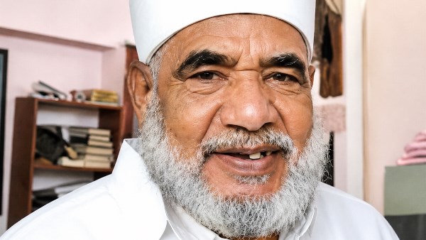 رحل بعد عودته من خطبة الجمعة أهالي المدينة يودعون شيخا بعد وفاته في حادث