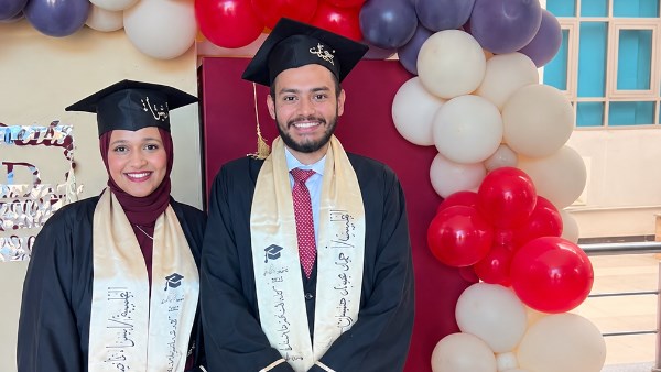     اتجوزوا وهما طلبة.. وخرجوا من الجامعة من الأوائل.. حكاية أحمد وإسراء