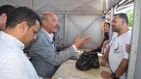 أنا اللي عازمكم النهاردة.. محافظ السويس يفاجئ السوايسة خلال جولة السمك لأهل البلد