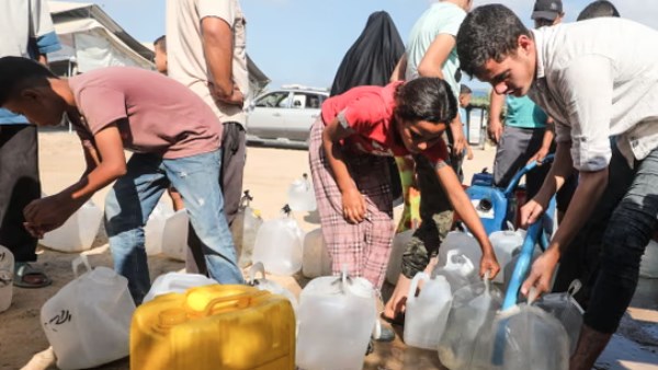 معاناة الفلسطينيين للحصول على ماء الشرب في غزة