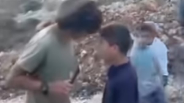 فيديو رائج لطفل فلسطيني يتصدى لاعتداءات المستوطنين بمفرده 