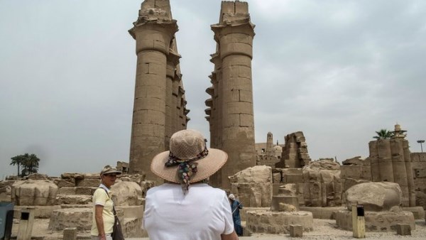سائحة تتأمل معبد الأقصر