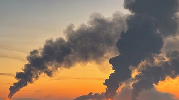 دخان كثيف يغطي موسكو عقب استهداف مصافي نفط